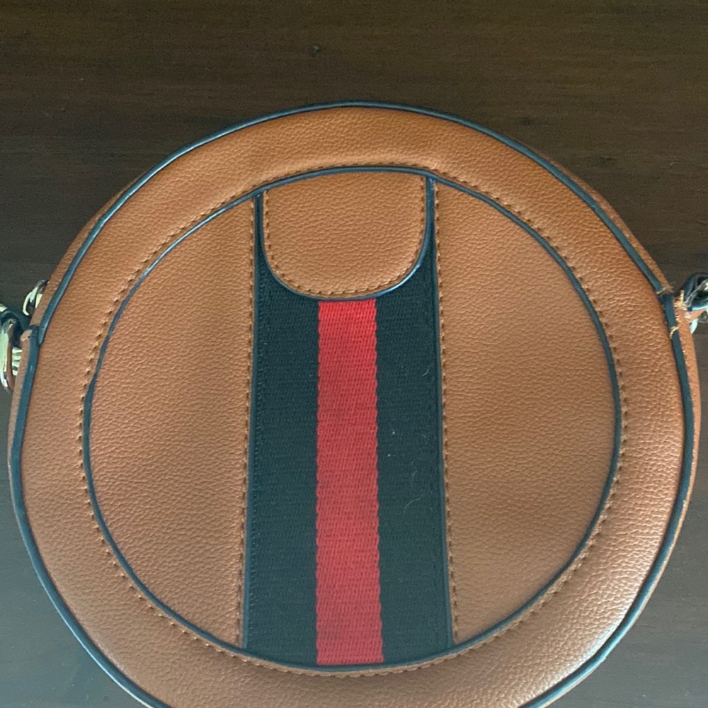 Round purse w chain